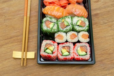 Japon suşi ve chopsticks ahşap arka plan üzerinde