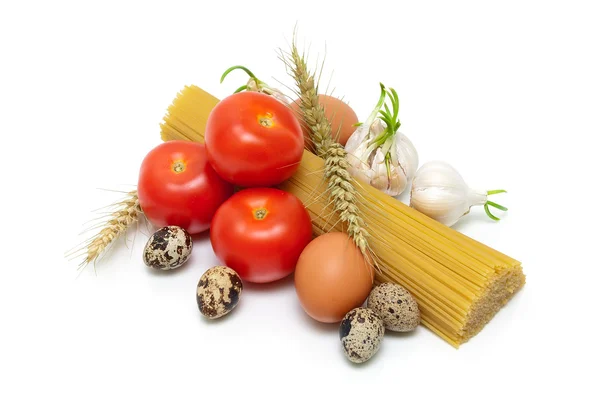 Telur, pasta dan sayuran diisolasi pada latar belakang putih — Stok Foto