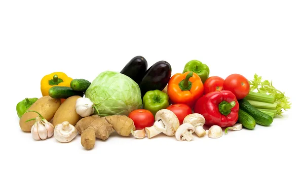 Verduras frescas maduras aisladas sobre fondo blanco — Foto de Stock