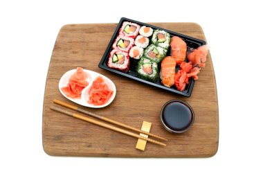 rulo ve suşi bir bambu gemide izole beyaz arka plan üzerinde