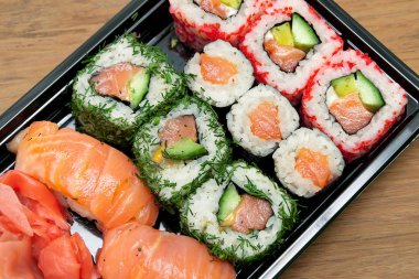 rulo ve suşi bir Bambu tahta üzerinde