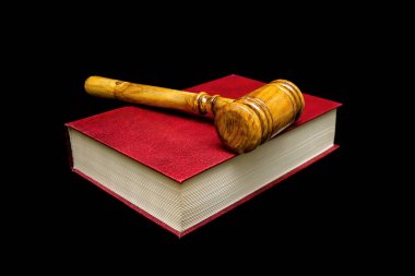 Tokmak ve siyah bir arka plan üzerinde kitap yargıç.