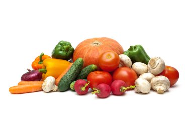 taze sebze ve mantar beyaz zemin üzerine