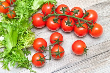 Olgun Kiraz domates ahşap arka plan üzerinde