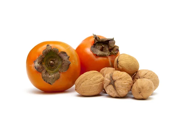 Kaki a vlašské ořechy, izolované na bílém pozadí — Stockfoto