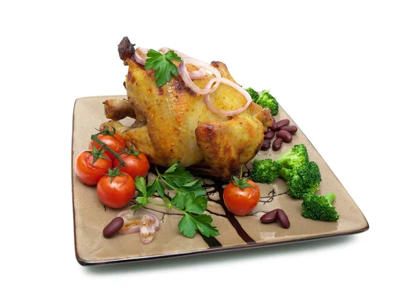 Вкусная курица на гриле с овощами на тарелке — стоковое фото
