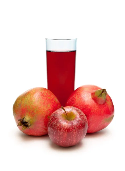 石榴、 红红的苹果和一杯果汁在白色的背景上 — 图库照片