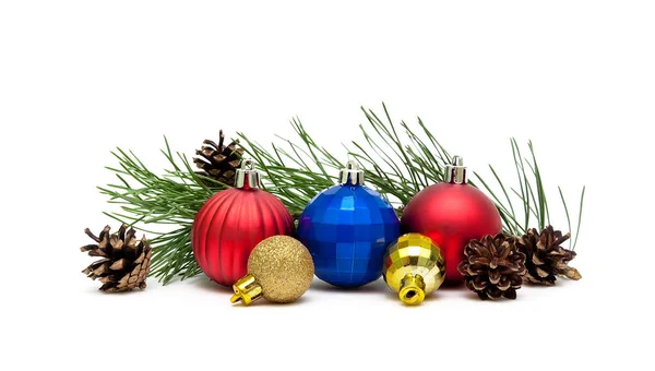 Weihnachtskugeln, Zapfen und Tannenzweige auf weißem Hintergrund — Stockfoto