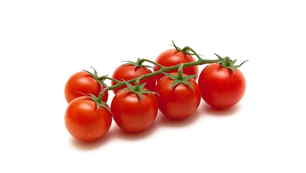 Tomates cereja maduros isolados sobre fundo branco — Fotografia de Stock