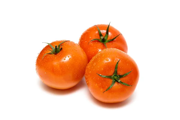 Verse rijpe tomaten geïsoleerd op witte achtergrond — Stockfoto