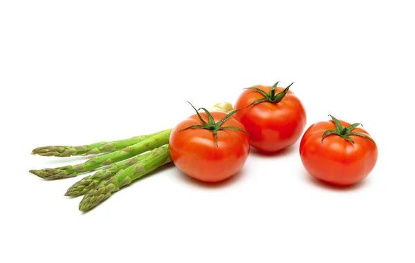 Espárragos y tomates maduros aislados sobre fondo blanco — Foto de Stock