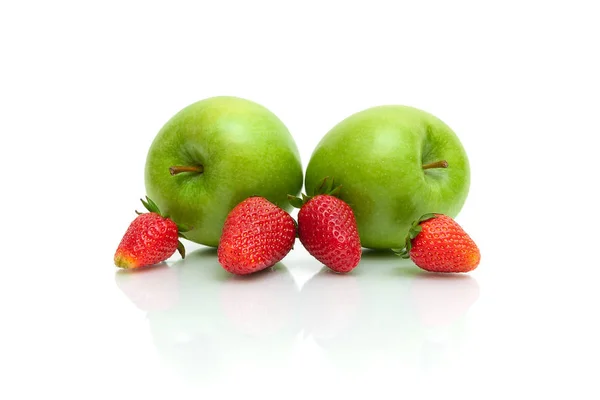 熟したイチゴ、白い背景に緑のリンゴ — ストック写真