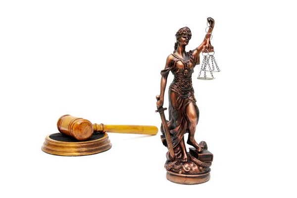 Статуя правосудия и судьи молоток на белом фоне — стоковое фото