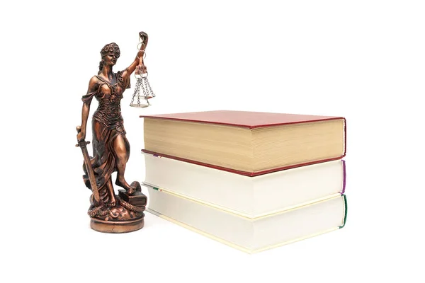 Staty av rättvisa och böcker på vit bakgrund — Stockfoto