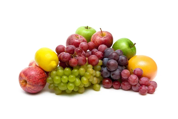 Uvas y otras frutas aisladas sobre fondo blanco —  Fotos de Stock