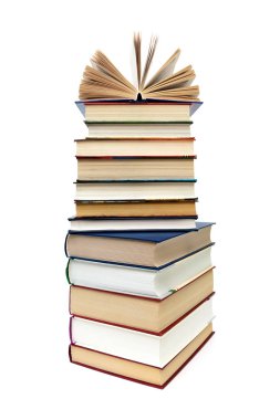 büyük beyaz arka plan üzerinde izole kitap yığını