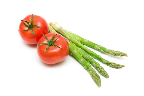 토마토와 아스파라거스는 흰색 바탕에 — 스톡 사진