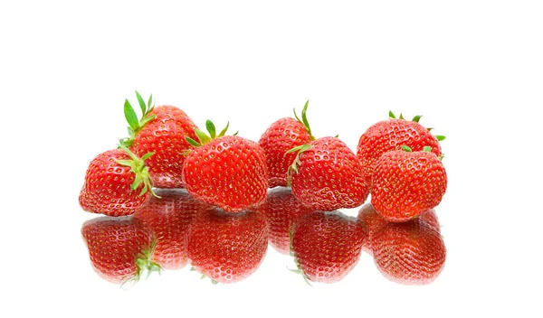 Close-up van de aardbeien op witte achtergrond — Stockfoto