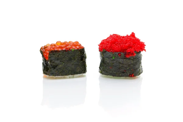 Japanisches Sushi auf weißem Hintergrund mit Reflexion — Stockfoto