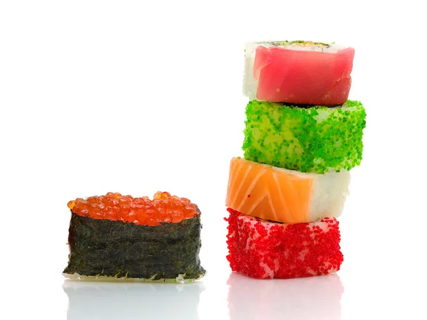 Sushi und Rollen auf weißem Hintergrund mit Spiegelung — Stockfoto