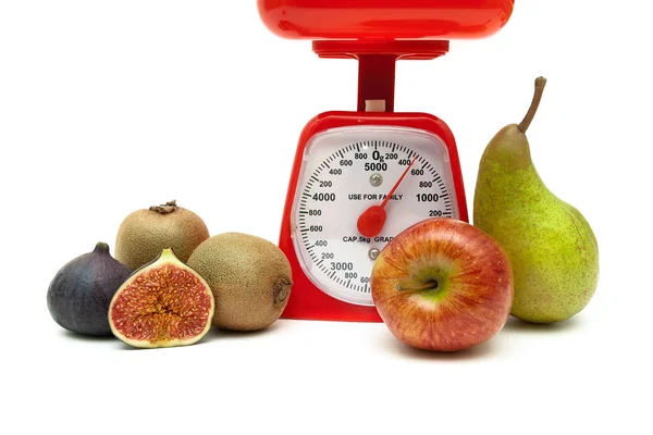 Kuchyňské váhy a čerstvé ovoce na bílém pozadí — Stock fotografie