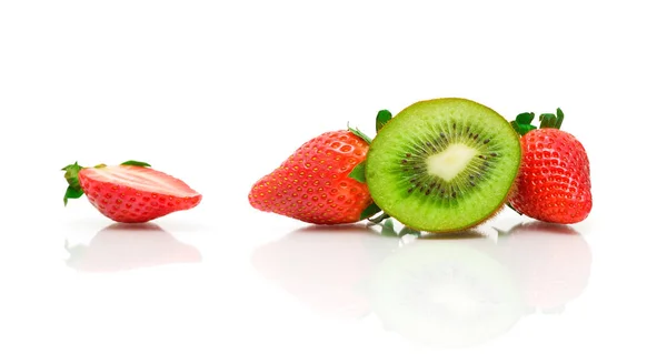 Fresas y kiwi sobre un fondo blanco —  Fotos de Stock