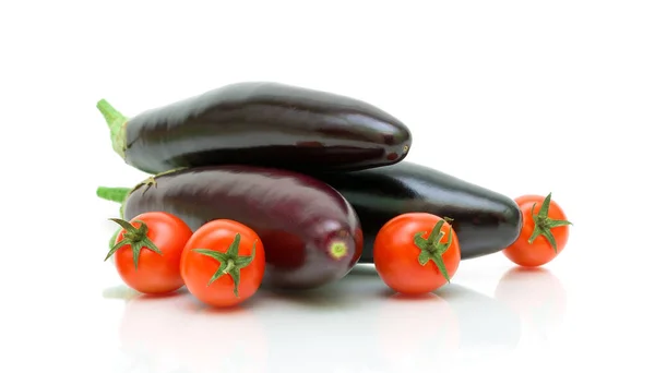 Berinjela e tomates em um fundo branco — Fotografia de Stock
