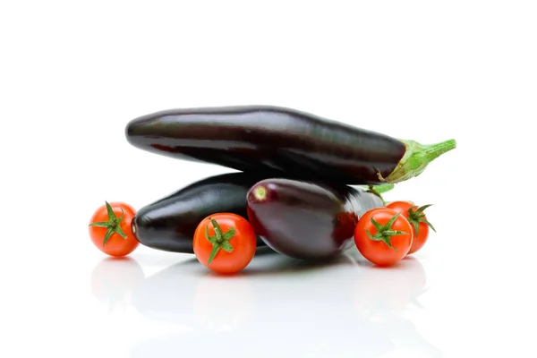 Tomater och aubergine på vit bakgrund — Stockfoto
