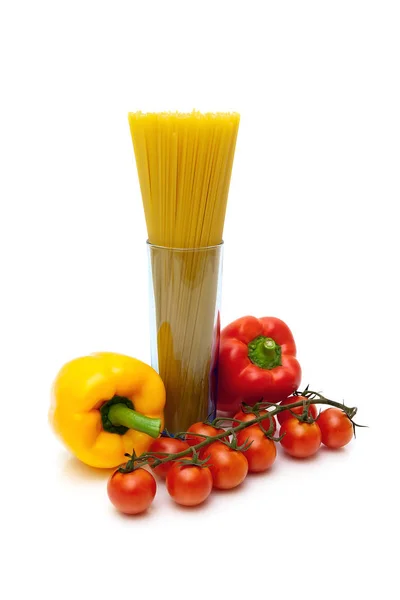 Verdure e spaghetti su fondo bianco . — Foto Stock