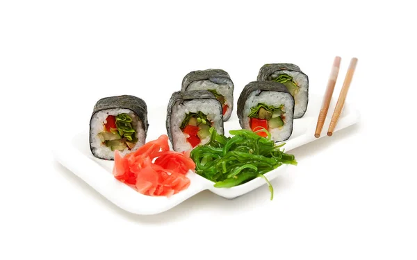 Cuisine japonaise : rouleaux sur une assiette sur fond blanc . — Photo