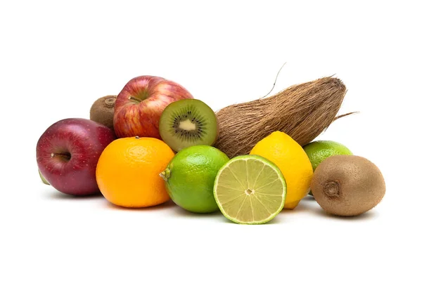 Frutas maduras e coco sobre um fundo branco . — Fotografia de Stock