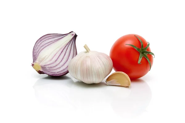 Knoblauch, Zwiebeln und Tomaten auf weißem Hintergrund. — Stockfoto