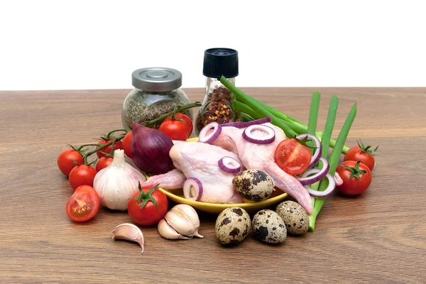 Alitas de pollo crudas, verduras y huevos en una mesa de madera — Foto de Stock