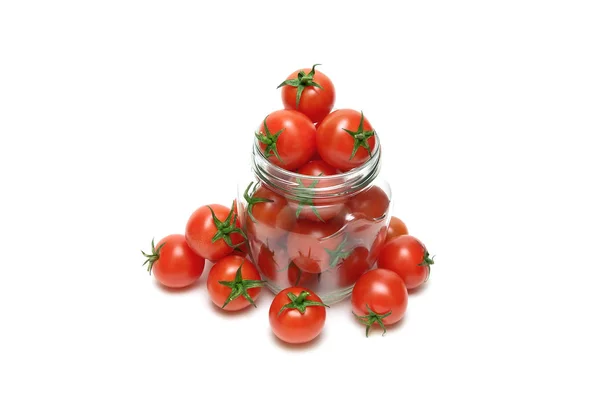 Beyaz arka planda kiraz domatesleri. — Stok fotoğraf