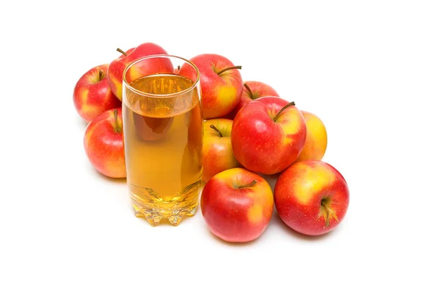Apfelsaft im Glas und Äpfel auf weißem Hintergrund. — Stockfoto