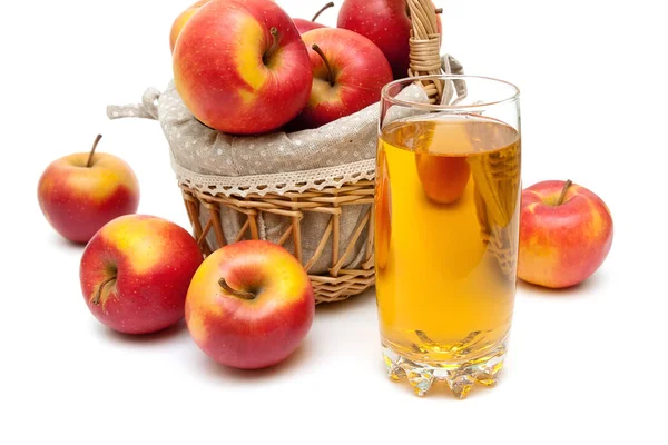 Dojrzałe jabłka i szkła z sokiem jabłkowym na białym tle — Zdjęcie stockowe