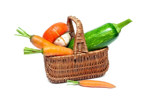Корзина с овощами на белом фоне — стоковое фото