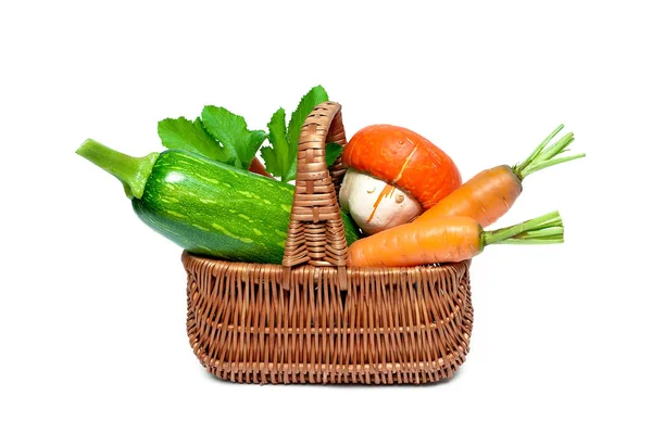 Морковь, цуккини и тыква в корзине — стоковое фото