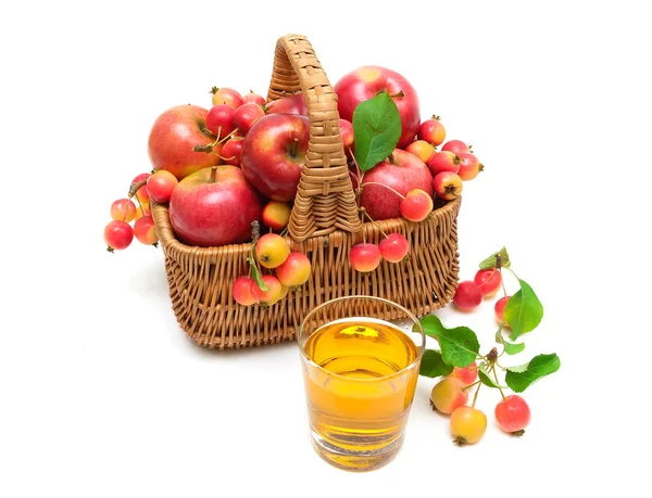 Appels in een rieten mand en een glas sap geïsoleerd op wit — Stockfoto