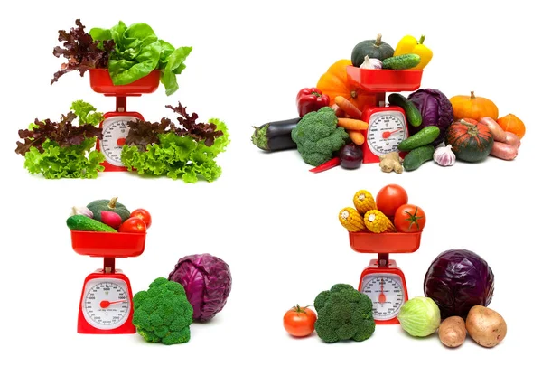Légumes frais mûrs et balances de cuisine sur fond blanc — Photo