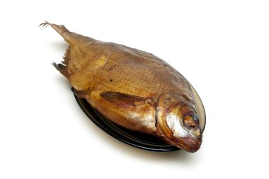 Beyaz arka plan üzerinde izole füme balığı.