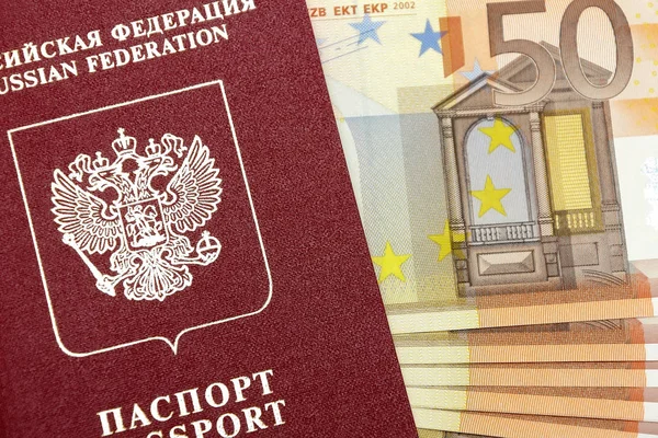 Paszportu Federacji Rosyjskiej i pieniądze. — Zdjęcie stockowe
