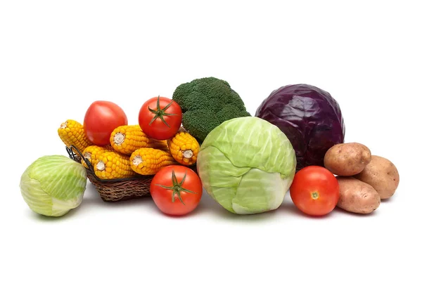 Verduras frescas maduras aisladas sobre fondo blanco . — Foto de Stock