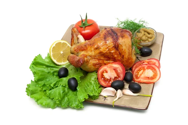 Frango grelhado apetitoso com verduras e ervas em um prato . — Fotografia de Stock