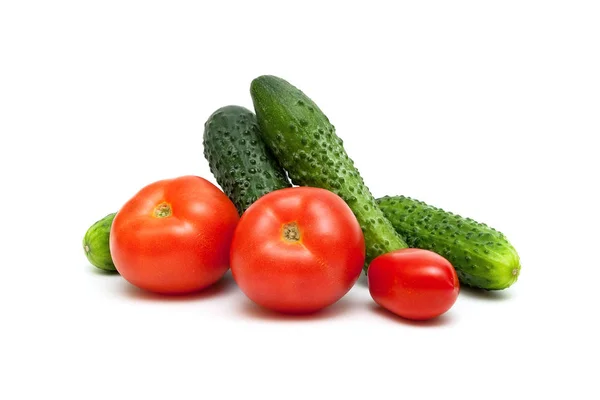 Tomates y pepinos aislados sobre fondo blanco . — Foto de Stock