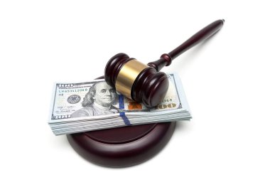 Para ve hakimin beyaz bir arka plan üzerinde çekiç.