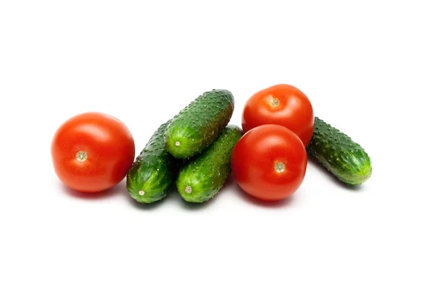 Tomates maduros e pepinos isolados em fundo branco — Fotografia de Stock