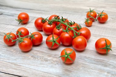 Kiraz domates yalan ahşap bir masa üzerine.