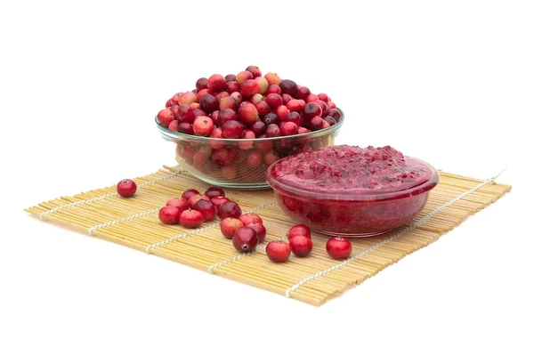 Cranberries e geléia de cranberry em um fundo branco . — Fotografia de Stock
