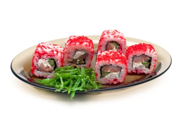 Sushi com caviar, pepino e salmão em uma chapa em um bac branco — Fotografia de Stock